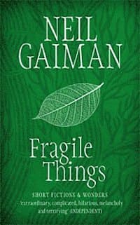 Omslag till boken Fragile Things av Neil Gaiman