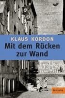 Mit dem Rucken zur Wand