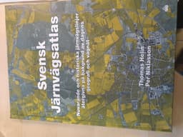 Svensk järnvägsatlas : nuvarande och historiska järnvägslinjer återgivna på bakgrund av dagens geografi och vägnät