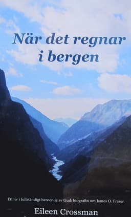 När det regnar i bergen : ett liv i fullständigt beroende av Gud - biografin om James O. Fraser.