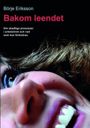 Omslag till boken Bakom leendet : om skadliga processer i arbetslivet och vad som kan förändras av Börje Eriksson